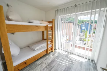 Lodge 3_Schlafzimmer (© Archiv: FBA-Village)