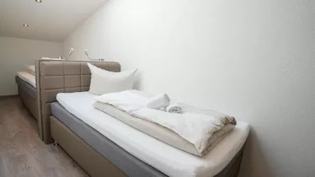Abgeschlossenes Schlafzimmer mit 2 Boxspringbetten