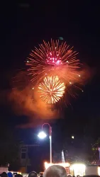 Ein farbenfrohes Feuerwerk erleuchtet den Nachthimmel. Strahlende Lichter und bunten Funken schaffen eine festliche Atmosphäre.
