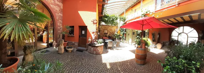 Innenhof mit Freisitz (© Weingut Lauth & Sohn)