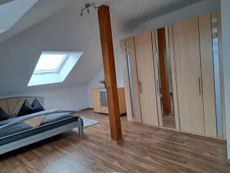 Schlafzimmer 1 mit Kleiderschrank (© Diana Ludwig)