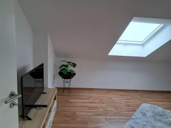 Schlafzimmer 1 mit Fernseher (© Diana Ludwig)