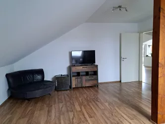 Schlafzimmer 2 mit Fernseher und Sessel (© Diana Ludwig)