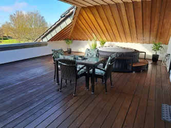 Balkon mit Whirlpool und Sitzbereich (© Diana Ludwig)