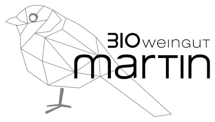 Ein stilisierter Vogel in geometrischem Design mit dem Schriftzug "Bio Weingut Martin". Der Eindruck vermittelt eine moderne und nachhaltige Weinmarke.