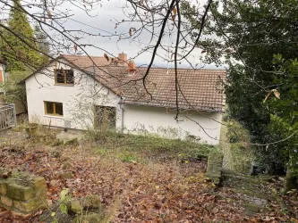 Ferienhaus vom rückwärtigen Garten und Wald