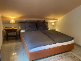 Schlafzimmer mit Doppelbett 180x200 cm