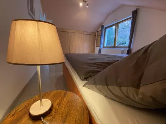 Schlafzimmer mit Doppelbett und Einbauschrank