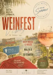 Ein einladendes Weinfest auf dem Hof "Duras" mit Musik und sommerlicher Atmosphäre. Ein Glas Roséwein steht im Vordergrund, umgeben von einer entspannenden Umgebung.