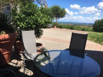 Terrasse mit Panoramablick (© Weingut Möwes)