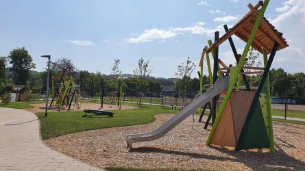 kleiner Kletterturm mit Rutsche