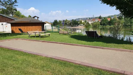 Boulebahn und Ruhebänke