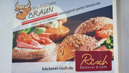 Ein Bild von lecker belegten Brötchen mit verschiedenen Zutaten. Im Hintergrund sind die Logos von einer Metzgerei und einer Bäckerei zu sehen.