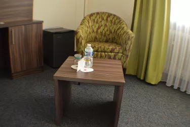 Sitzecke mit Schreibtisch im Hintergrund (© Stephan Rech)