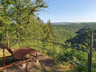 Hubertusruh mit Sinnesbank im Sommer