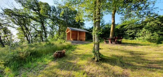 Rastplatz mit Schutzhütte und Weitblick