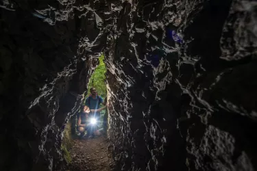 Wanderer beschauen das Wildfrauenloch