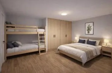 Ein modernes Schlafzimmer mit einem Doppelbett und einem Etagenbett. Der Raum hat einen warmen Holzboden und eine schlichte, ansprechende Einrichtung.