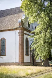 Kirche mit Vorplatz (© Verein SÜW Edenkoben, T. Kujat)