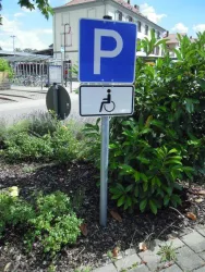 Barrierefreier Parkplatz am Bahnhof Winden