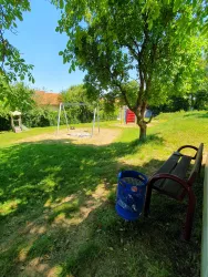 Ruhebank Spielplatz Nähe Bahnhof