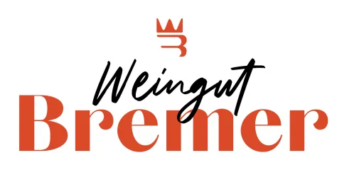 Ein modernes Logo für das Weingut Bremer. Es enthält eine stilisierte Krone und kreative Schriftzüge in roten und schwarzen Farben.
