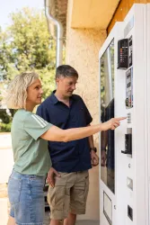 Einkaufen am Regiomaten (© Donnersberg-Touristik-Verband e.V., Sven Hasselbach)