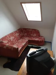 gemütliche Fernsehecke unterm Dach