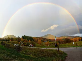 Regenbogen über Landschaft