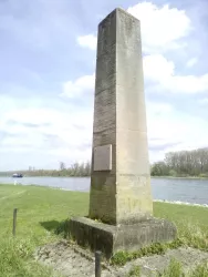 Obelisk am Rhein in Leimersheim (© Südpfalz Tourismus VG Rülzheim e.V.)