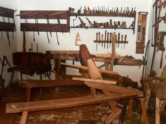 Eine Karte mit Radwegen in der Pfalz und Informationen zu Museen. Zwei Personen fahren mit dem Fahrrad durch die Natur.