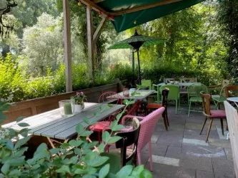Terrasse am Eingang Rheinschänke Leimersheim (© Südpfalz Tourismus VG Rülzheime.V. Benjamin Schard)