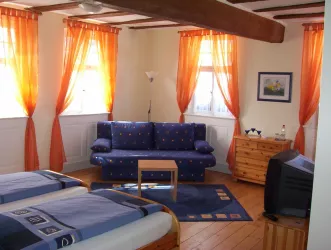 Zimmer-2 Bett mit Couch