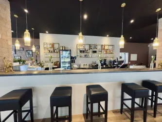 Maxims Weinlounge Cafe Bar