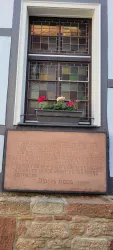 Restaurant "Blaues Haus" darunter befindet sich eine Tafel mit einem historischen Text.