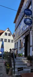 Ein einladendes Restaurant mit Fachwerkarchitektur. Die schöne Umgebung ist ideal für einen Aufenthalt.