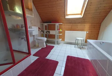 5-Zimmer-FeWo: Bad Dachgeschoß