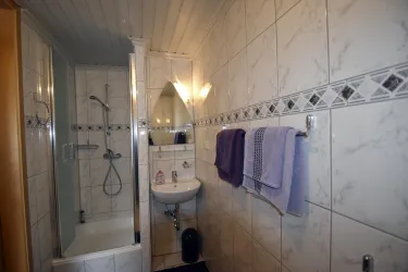 3-Zimmer-FeWo: Bad mit Dusche/WC