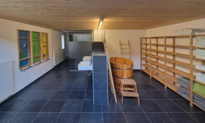 Badezimmer mit Dusche, Wanne und WC