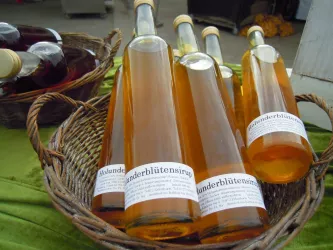 Marktstand Runck - Holunderbluetensirup (© Südpfalz Tourismus Kandel e.V., Foto Sabine Bock)
