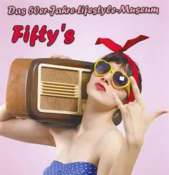 Eine Frau mit einer retro Fernseher und Sonnenbrille posiert in einem pinken Hintergrund. Der Stil ist inspiriert von den 50er Jahren.