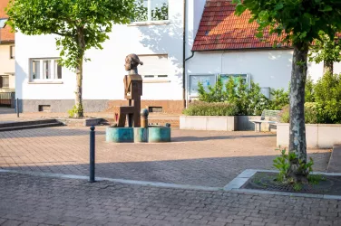Kapsweyer Dorfplatz mit Brunnen (© Tourismusverein SÜW Bad Bergzabern e.V.)