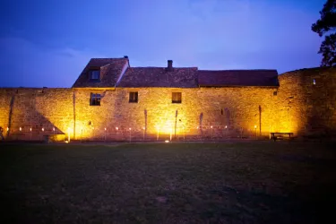 Stadtmauer beleuchtet (© TI Wachenheim)