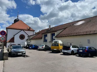 Einfahrt hinter der Kirche
