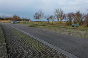 Parkplatz mit Blick zur Fußgängerbrücke