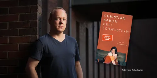 Ein Mann steht vor einer Ziegelwand und schaut zur Kamera. Neben ihm ist das Buch "Drei Schwestern" von Christian Baron abgebildet.