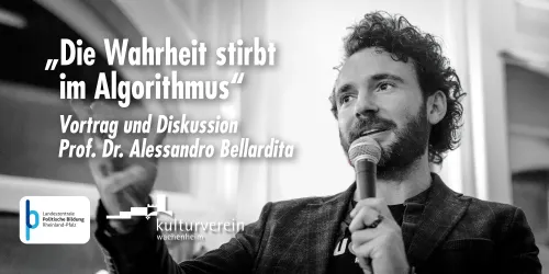 Ein Vortrag mit Prof. Dr. Alessandro Bellardita über Algorithmen und die Wahrheit. Der Redner hält ein Mikrofon und spricht an einem öffentlichen Ort.