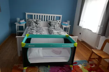 1. Etage Doppelzimmer mit Kinderbett