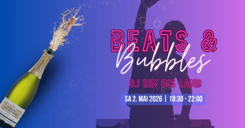 Eine Flasche Champagner sprudelt vor einem bunten Hintergrund. Text kündigt die Veranstaltung "Beats & Bubbles" mit DJ Rin an.