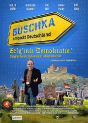 Ein Filmplakat mit dem Titel "BUSCHKA entdeckt Deutschland". Es zeigt eine Person vor historischen Gebäuden und Symbolen der Demokratie in Rheinland-Pfalz.
